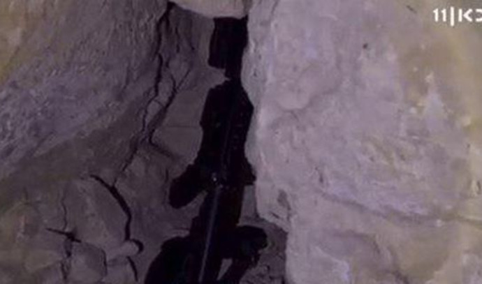 הנשק ש&quot;הושתל&quot; בבית משפחה מעיסאוויה, צילום מסך כאן 11