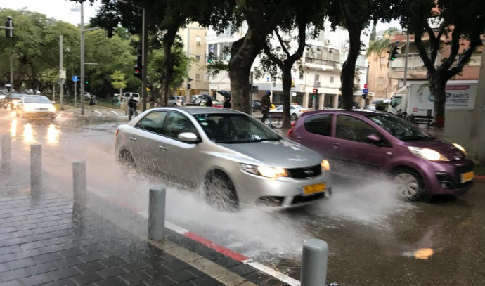 גשם בתל אביב. צילום: אבשלום ששוני
