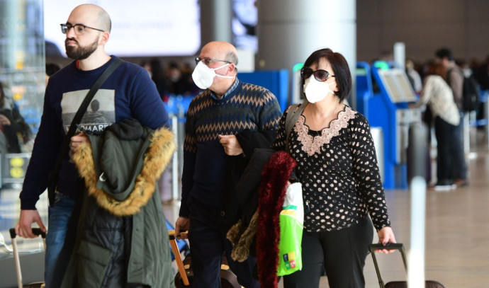 נגיף הקורונה: ישראלים עוטים מסכות בנתב