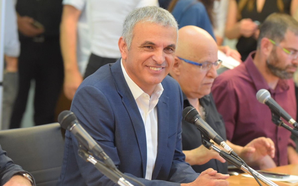 מצייר עצמו כגיבור על. משה כחלון, צילום: אבשלום ששוני