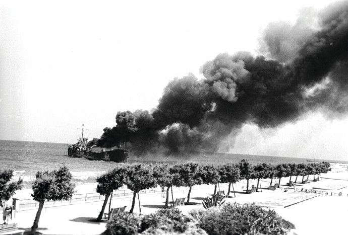 אלטלנה בחוף תל אביב. צילום: צ'סניק פרד, באדיבות ארכיון צה