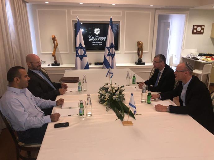 ישיבת מו״מ בין הליכוד וכחול לבן בעבר. צילום: אלעד מלכה