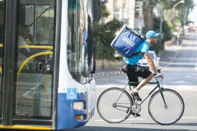 שליח Wolt. צילום: מרק ישראל סלם