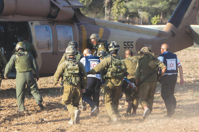 פינוי פצוע בצוק איתן. צילום: יונתן זינדל, פלאש 90