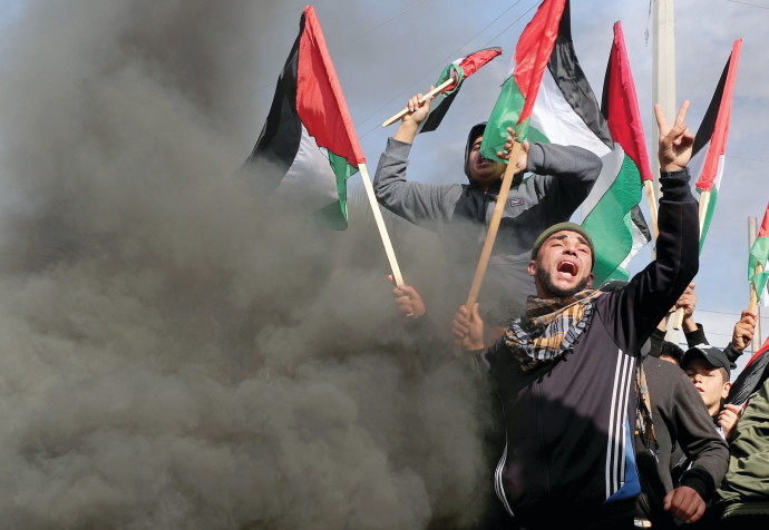 פלסטינים מפגינים. צילום: רויטרס