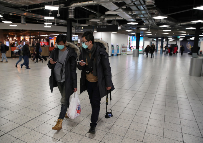 קורונה בלונדון. צילום: REUTERS/Peter Cziborra