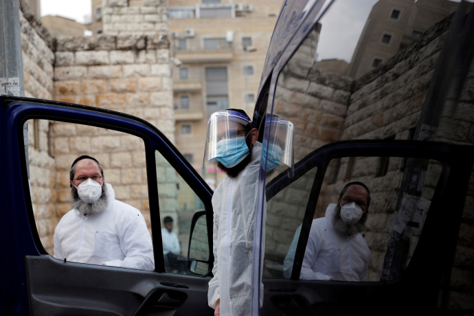 קורונה בישראל - חברה קדישא. למצולמים אין קשר לנאמר בכתבה. צילום: REUTERS/Ronen Zvulun
