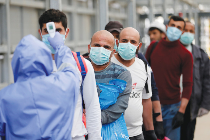 בדיקות חום בגדה. צילום: רויטרס