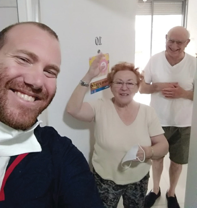 רועי דרורי עם שכניו מהבניין ממול. צילום: רועי דרורי