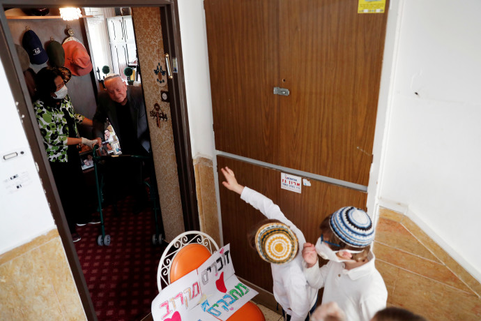 קורונה בישראל - למצולמים אין קשר לנאמר בכתבה. צילום: רויטרס / רונן זבולון