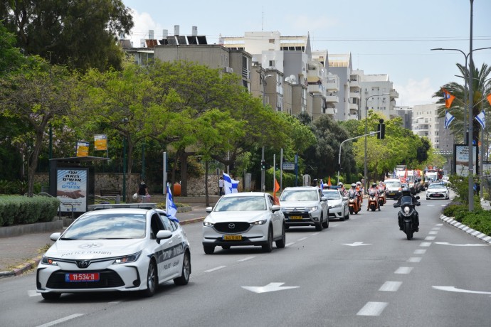 עצמאות 2020: שיירת רכבי כוחות בטחון והצלה עוברת בנתניה. צילום: רן אליהו