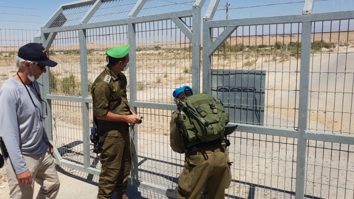 נעילת השער במובלעת צופר. צילום: ארז גיבורי