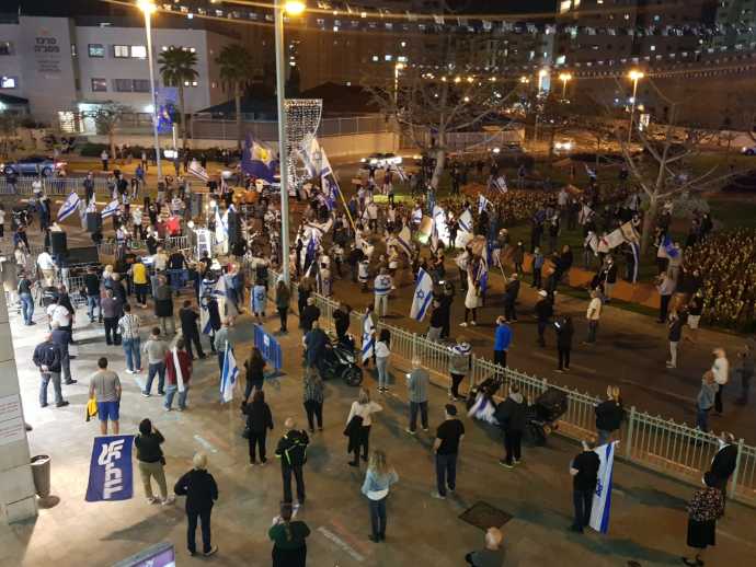 הפגנה בכיכר גורן, פתח תקווה. צילום: אלון חכמון