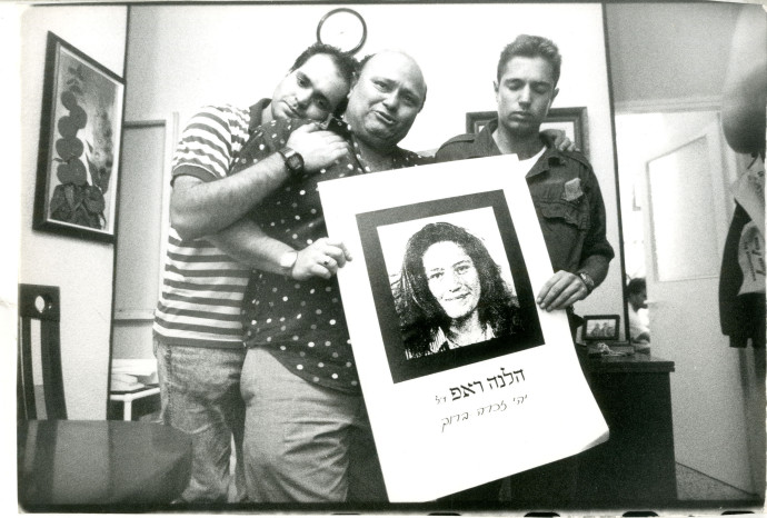 דידי, זאב ואבי ראפ עם תמונה של הלנה ז״ל. צילום: ראובן קסטרו