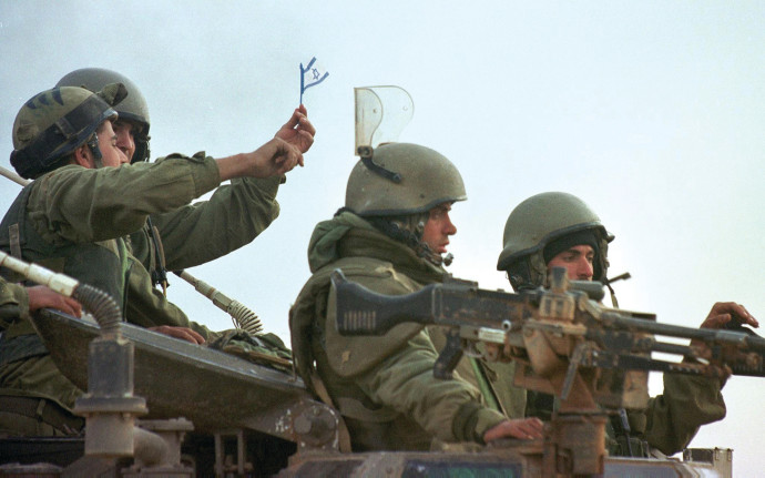 היציאה מלבנון. צלם: Menahem Kahana, Getty Images