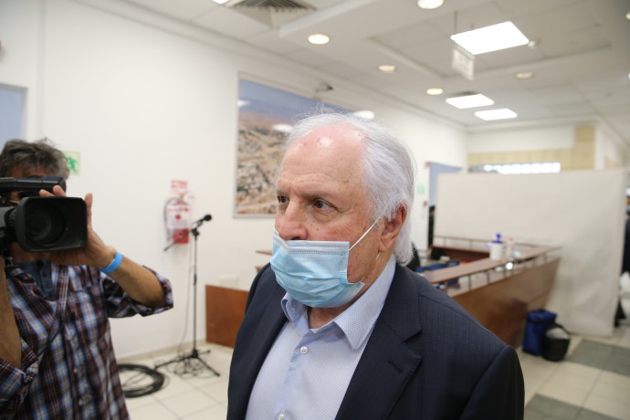 שאול אלוביץ' בכניסה לדיון הראשון במשפטו. צילום: עמית שאבי