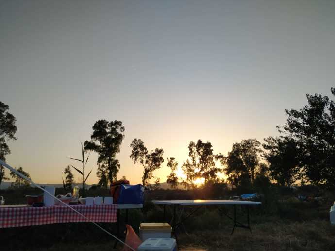 מטיילים בקמפינג בשקיעה בירדן. צילום: עמית כהן