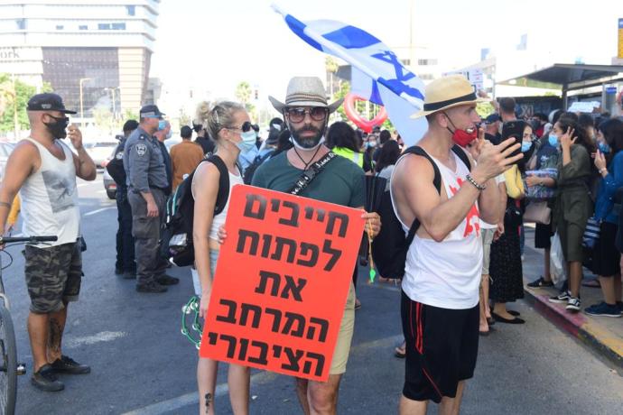 מחאת אנשי התרבות בצומת השלום בתל אביב. צילום: אבשלום ששוני