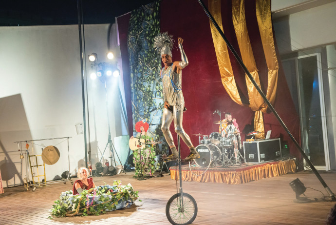 הזמיר והקיסרצלם: ניקול דה קסטרו, יח