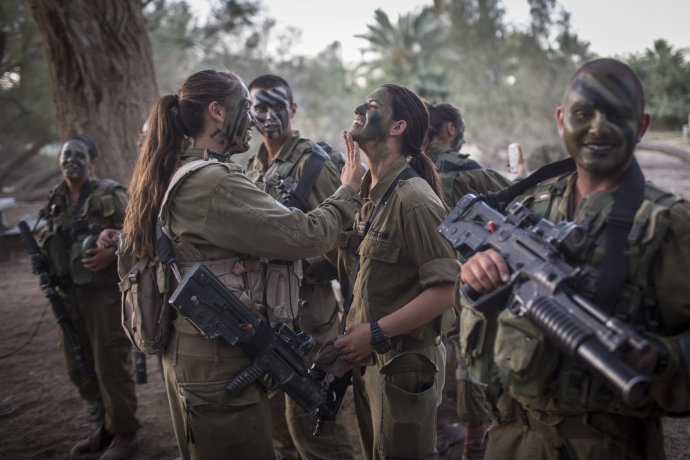 קצינה וחיילים בגדוד קרקל. צילום: הדס פרוש, פלאש 90