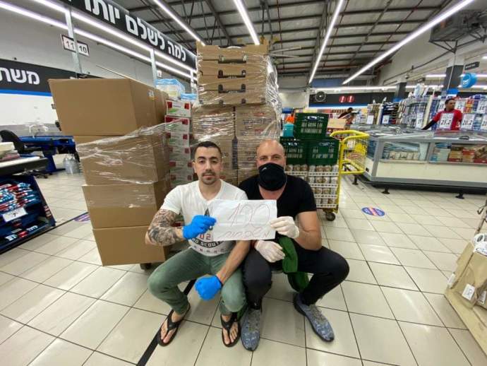 חלוקת סלי מזון לנזקקים. צילום: אריה ארנטראוי