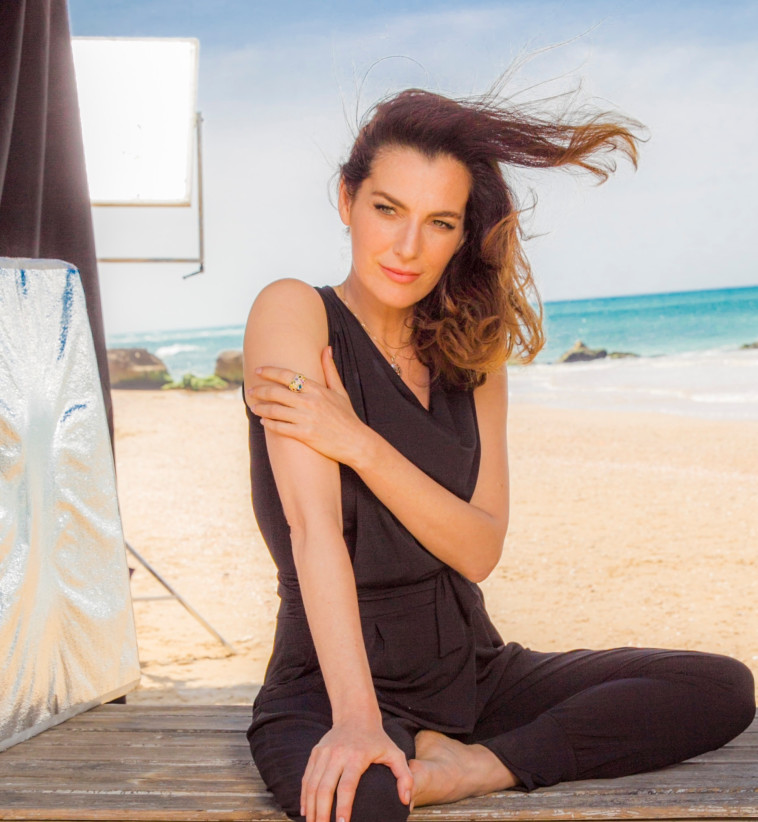 אישה, אישה. איילת זורר מדגמנת (צילום: רפי דלויה)