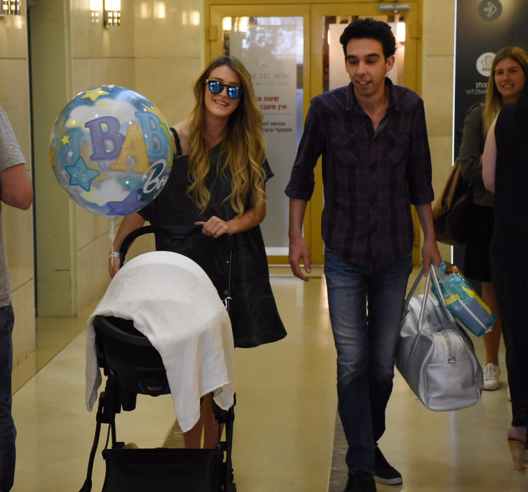 "מאמי, מצלמים אותנו!". עודד פז, אושר סלים והילד (צילום: אביב חופי)