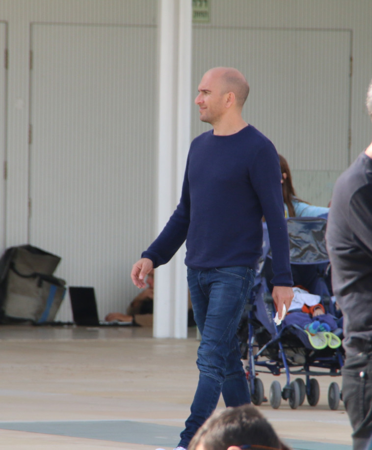 אסי, איפה הבנות?