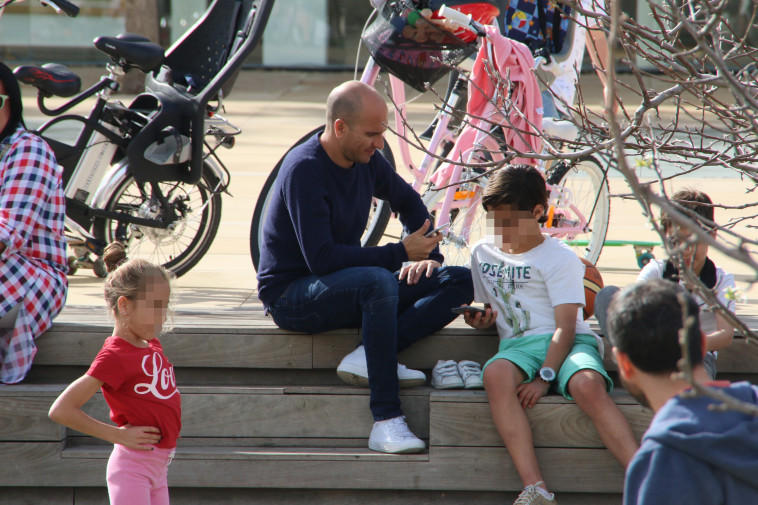 אסי באמת, באת לשחק או לסמס? 