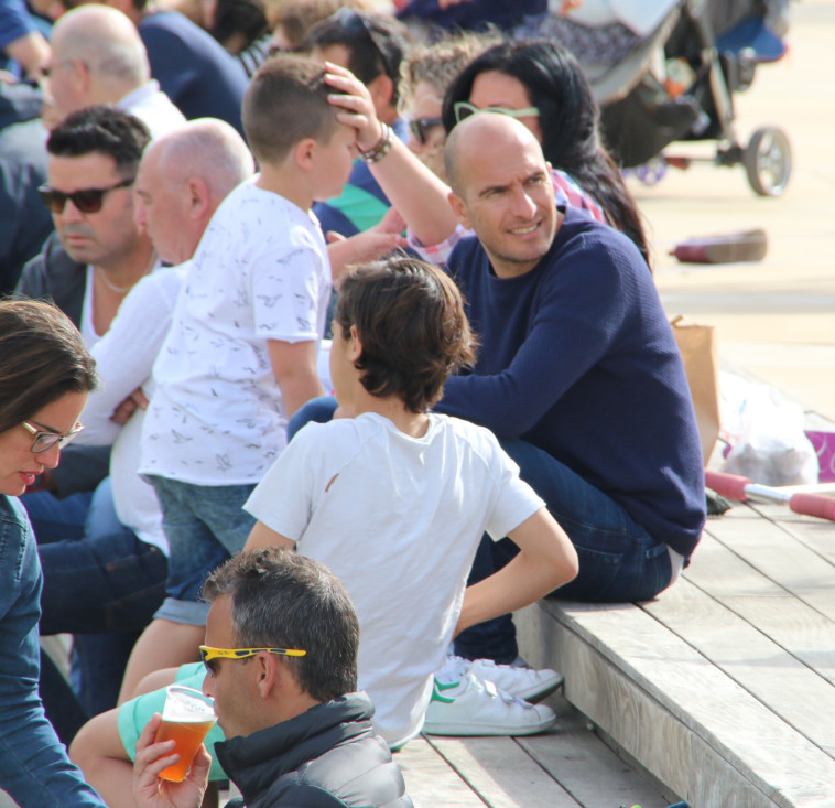 לא רואה אותנו או עושה את עצמו?. אסי כהן