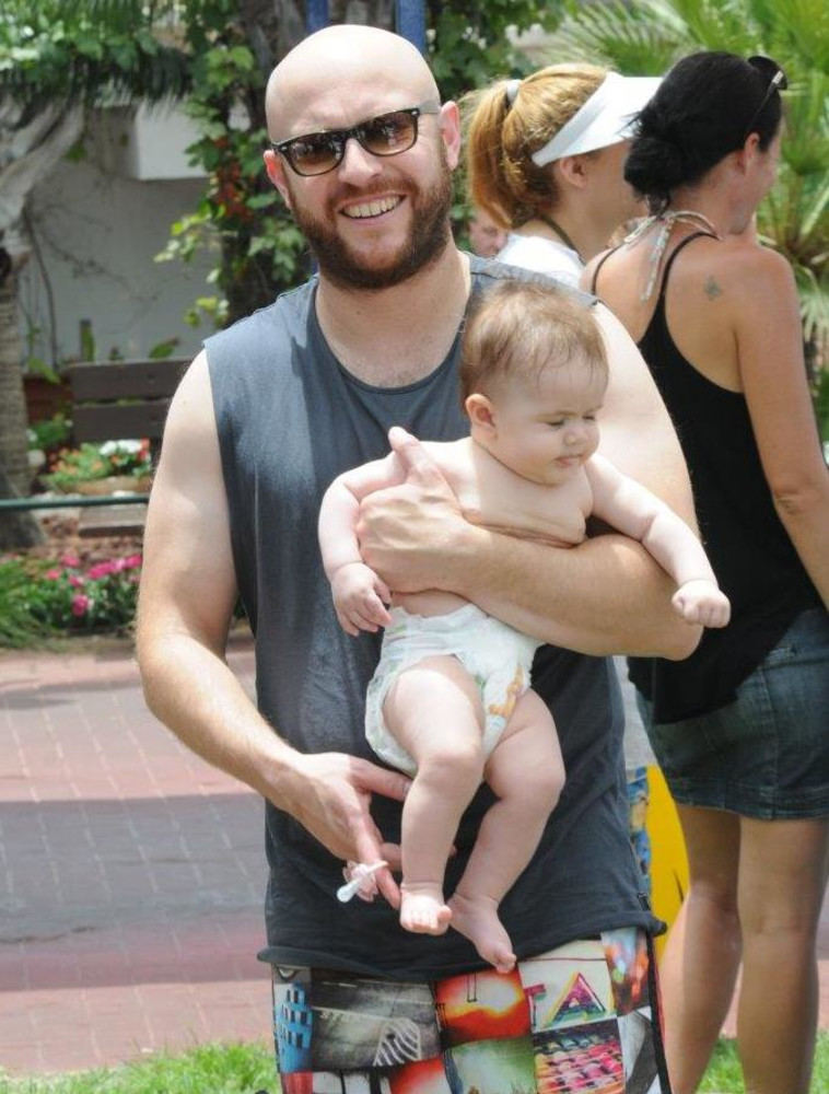 אבי נוסבאום מחוייך