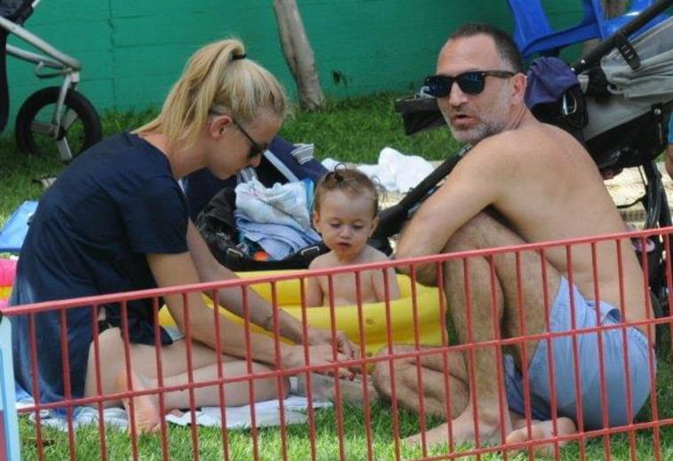 שלום מיכאלשווילי והמשפחה משתזפים (צילום: ברק פכטר)