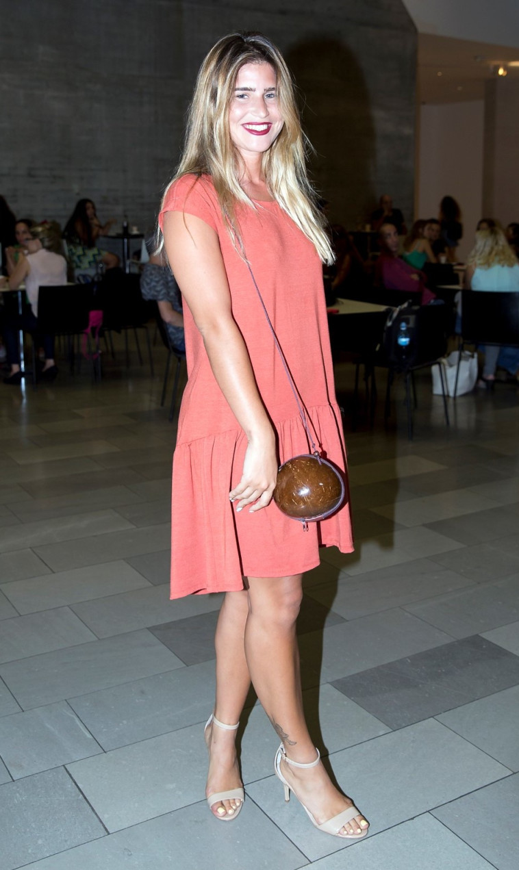 מקפידה על צבעי פסטל. שי מיקה יפרח