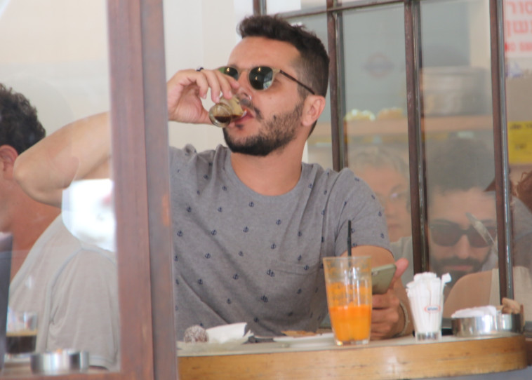 אני אקח איזה שלוק, להרטיב קצת את הגרון