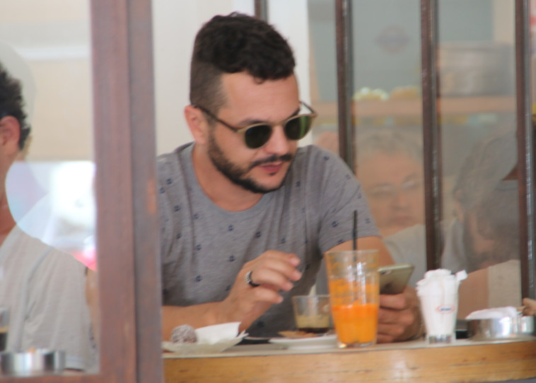 לא יודע מה לעשות....? מיקי גבע (צילום: ניר פקין)