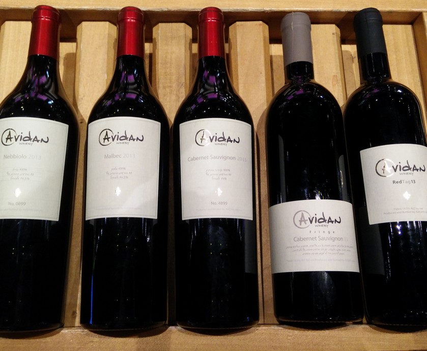 ארבעה יינות חדשים של יקב 'אבידן' שכולם, ללא יוצא מן הכלל, עם טעמים חייתיים של ברט... (צילומים: אורי טאוב, אלי פרכטר)