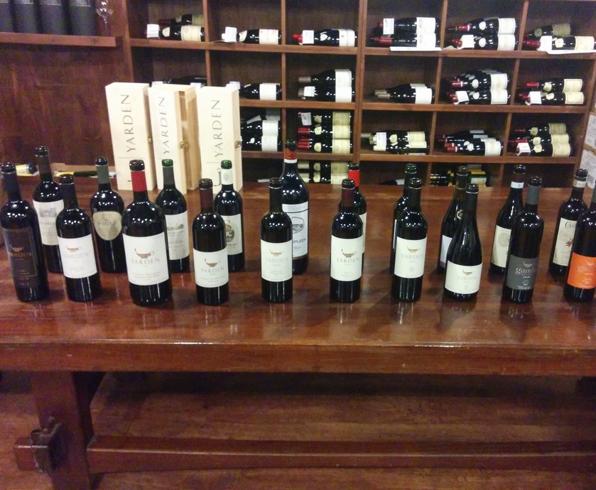 מהפכות נפגשות: 15 יינות של 'יקב רמת-הגולן' אל מול 15 יינות ייבוא של 'דרך היין'... (צילומים: סנהדרינק)