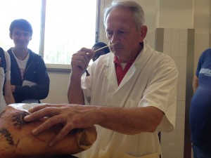 מאסימו זיביירי בודק את הבשר עם עצם סוס - צילום מיכל לויט