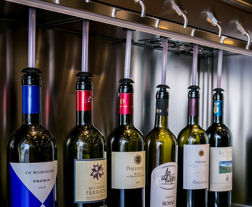 התצוגה והטעימה באמצעות הדיספנסרים מאפשרת, שמירה על מקצוענות וכבוד כלפי היין, ולא פחות חשוב, מאפשרת ליין להיות עניין כיפי... (צילומים: יח