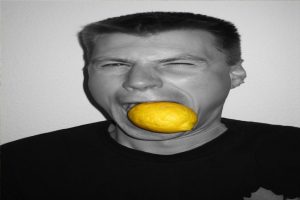 איש עם לימון - צילום פרי אימג