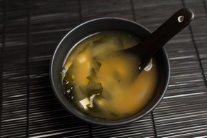 Zuppa di miso con alghe