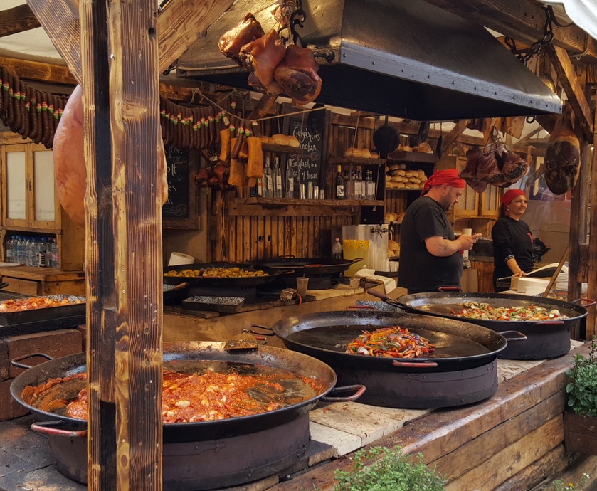 בודפשט מציעה שווקים תוססים ושפע מסעדות ובתי אוכל, בתי-קפה, ברים ומקומות בילוי ללא הפסקה... (צילומים: מירה איתן)